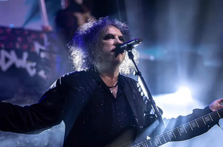  Halftime show final Piala Dunia tuai kritik dari Robert Smith